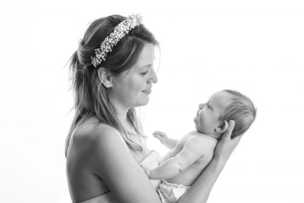 Photo studio Naissance, maman et bébé se regardent dans les yeux