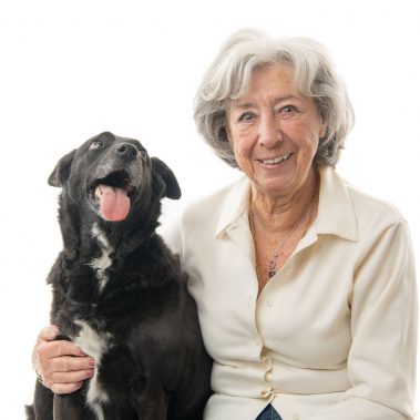 Portrait studio d'un chien Royal Bourbon noir et blanc avec sa maîtresse