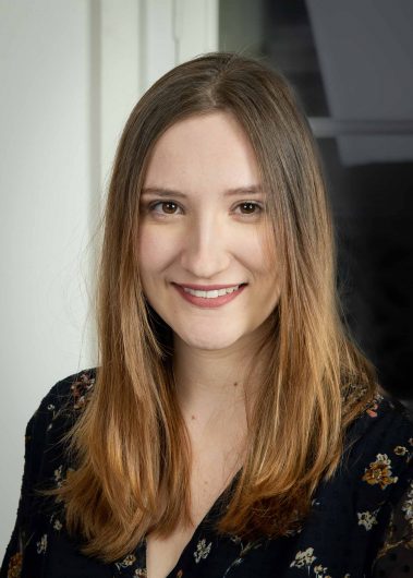 Portrait pro corporate d'une jeune femme dans son bureau