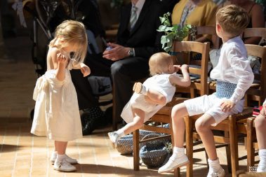 Pendant la messe de mariage, les enfant d'honneur chahutent - Photographe Nathalie Courau-Roudier