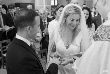 pendant la messe de mariage, les mariés échangent leurs alliances - Photographe Nathalie Courau-Roudier