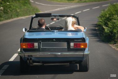 les mariés en voiture entre leur messe de mariage et la réception - Photographe Nathalie Courau-Roudier
