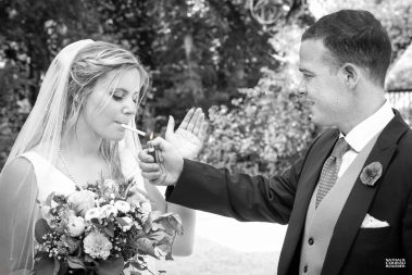 Pendant le cocktail de mariage, pause cigarette des mariés - Photographe Nathalie Courau-Roudier