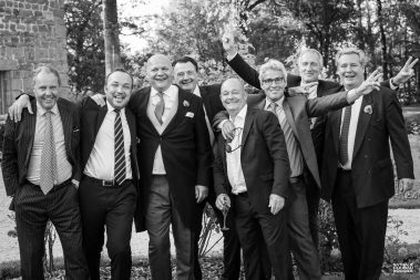 pendant le cocktail de mariage, photo de groupe des amis du père de la mariée - Photographe Nathalie Courau-Roudier
