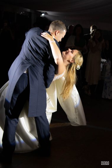Les mariés ouvrent le bal de leur mariage - Photographe Nathalie Courau-Roudier