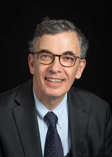 Portrait pro d'un homme en costume sur fond noir