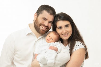 Photo studio Naissance, papa maman et bébé souriant
