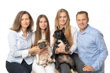 Photo studio d'une famille avec 2 chiens bouledogues