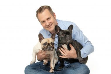 Photo studio d'un maître et ses deux bouledogues