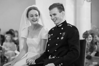 Les mariés rient pendant leur messe de mariage - Photographe Nathalie Courau-Roudier