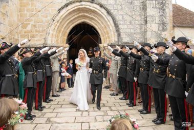 Voûte d'acier à la sortie de la messe de mariage - Photographe Nathalie Courau-Roudier