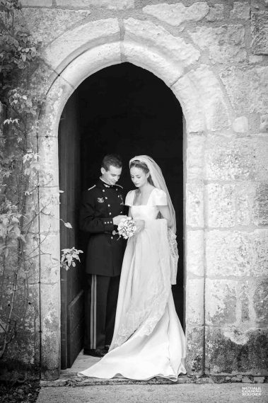 Portait de mariage à la sortie d'une chapelle - Photographe Nathalie Courau-Roudier