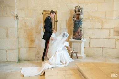 La mariée offre son bouquet de mariage à la Sainte-Vierge - Photographe Nathalie Courau-Roudier