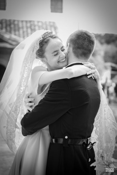 Pendant la réception de mariage, la mariée saute dans les bras de son mari - Photographe Nathalie Courau-Roudier