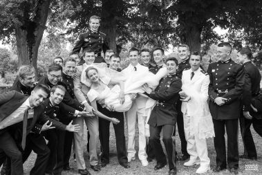 Les témoins militaires portent la mariée pendant le cocktail de mariage - Photographe Nathalie Courau-Roudier