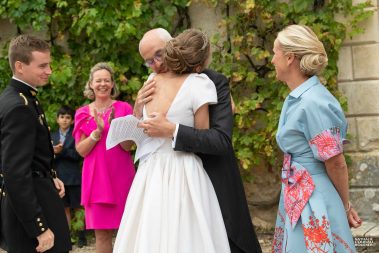 Pendant le cocktail de mariage, la mariée dans les bras de son père après son discours - Photographe Nathalie Courau-Roudier