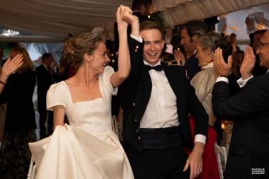 Entrée des mariés au dîner de mariage - Photographe Nathalie Courau-Roudier