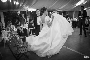 La mariée danse pendant les discours de mariage - Photographe Nathalie Courau-Roudier