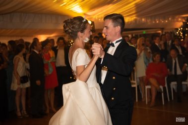 Les mariés ouvrent leur bal de mariage - Photographe Nathalie Courau-Roudier