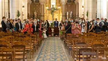 Messe de mariage : les invités attendent la mariée dans l'église Saint-Pierre de Neuilly sur Seine - Photographe Nathalie Courau-Roudier