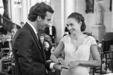Messe de mariage : l'alliance ne veut pas passer ! Eglise Saint-Pierre de Neuilly sur Seine - Photographe Nathalie Courau-Roudier