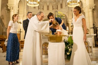Baptême de la fille des mariés pendant la messe de mariage en l'église Saint-Pierre de Neuilly sur Seine - Photographe Nathalie Courau-Roudier