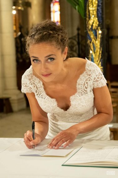Eglise Saint-Pierre de Neuilly sur Seine. La mariée signe les registres - Photographe Nathalie Courau-Roudier