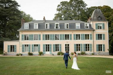 Les mariés devant le château de leur cocktail de mariage - Photographe Nathalie Courau-Roudier