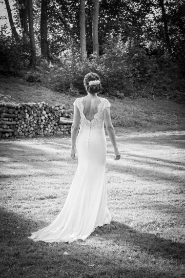 La mariée de dos pendant son cocktail de mariage - Photographe Nathalie Courau-Roudier