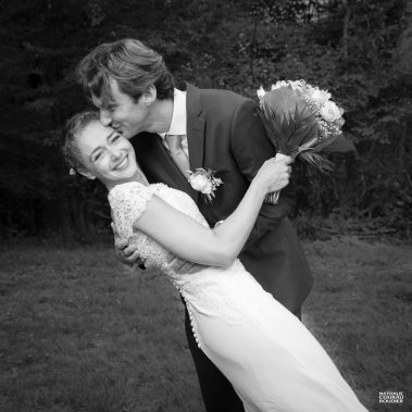 Au cocktail de mariage, rires des mariés pendant leurs photos de couples - Photographe Nathalie Courau-Roudier