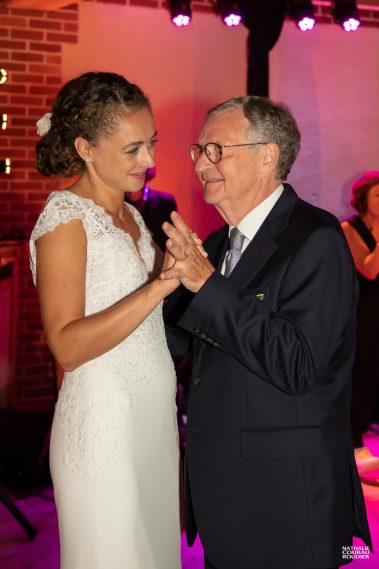 Soirée de mariage : la mariée ouvre le bal avec son père - Photographe Nathalie Courau-Roudier