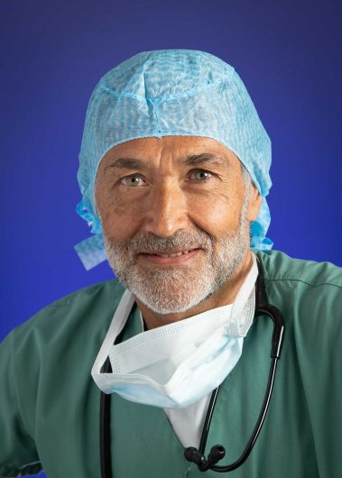 Portrait pro corporate d'un chirurgien sur fond bleu