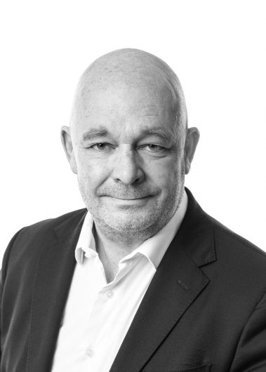 Portrait corporate pro d'un homme en noir et blanc