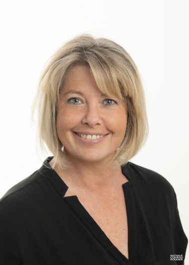 Portrait pro corporate d'une femme sur fond blanc