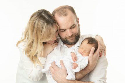 Photo studio Naissance, maman enlace papa et bébé endormi