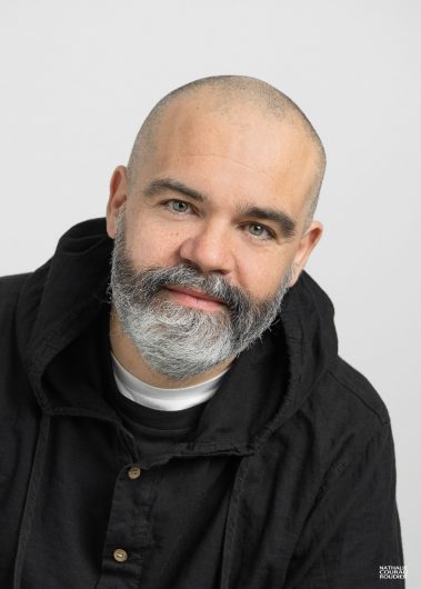 Portrait pro d'un homme sur fond gris