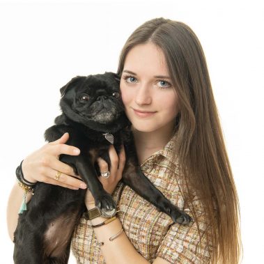 Portrait studio d'une jeune femme avec son chien