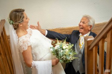 Préparation du mariage : le papa de la mariée découvre sa fille - Photographe Nathalie Courau-Roudier