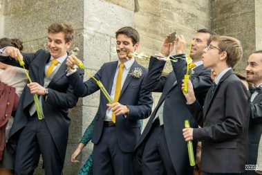 sortie de la messe de mariage : les témoins soufflent des bulles de savon - Photographe Nathalie Courau-Roudier