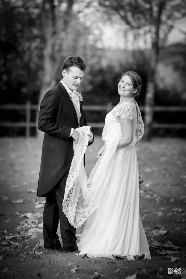 portraits des mariés pendant leur cocktail de mariage - Photographe Nathalie Courau-Roudier
