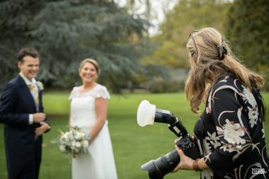 Pendant la réception de mariage, les mariés et leur photographe - Photographe Nathalie Courau-Roudier
