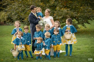 Pendant le cocktail de mariage, les mariés et leurs enfants d'honneur - Photographe Nathalie Courau-Roudier