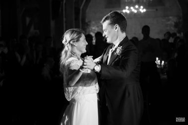 Première valse des mariés pendant leur soirée de mariage - Photographe Nathalie Courau-Roudier