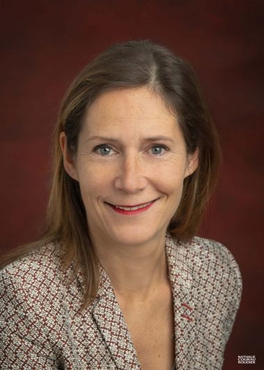 Portrait pro corporate d'une femme élégante sur fond rouge texturé