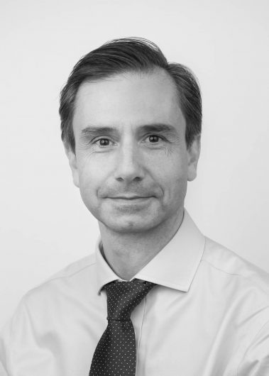 Portrait pro corporate d'un homme en noir et blanc