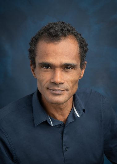 Portrait pro corporate d'un homme sur fond bleu texturé