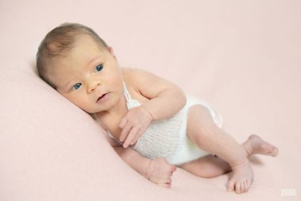 Photo studio Naissance, bébé sur une couverture rose
