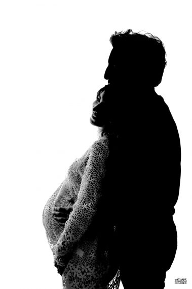 Photo studio de grossesse futurs parents en ombre chinoise