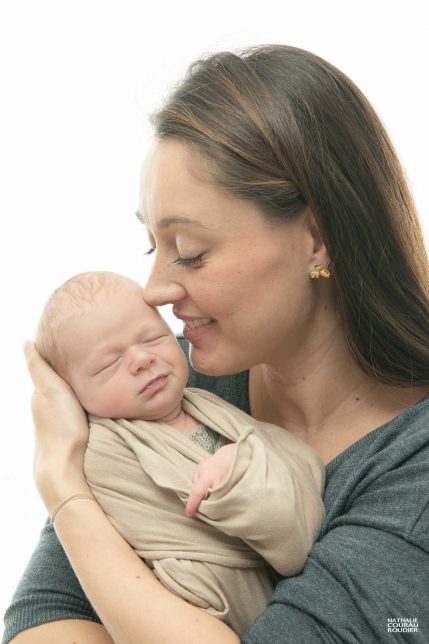 Photo studio Naissance, photo portrait de maman et bébé souriant