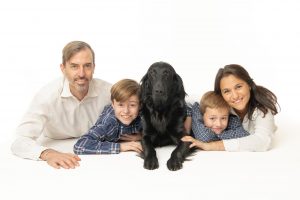 Photos de famille en studio sur fond blanc avec un chien